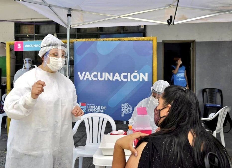 Empezó la vacunación contra el coronavirus a los vecinos de Lomas de Zamora.