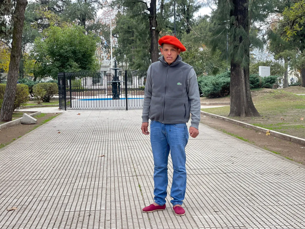 Víctor Díaz López en su primera entrevista con El Diario Sur en la Plaza Mariano Moreno en San Vicente. 