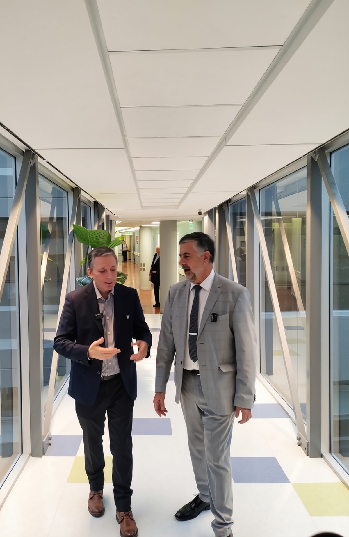 El intendente Fernando Gray y el CEO de Clínica Monte Grande, Carlos Santoro recorren el nuevo puente. El intendente Fernando Gray y el CEO de Clínica Monte Grande, Carlos Santoro recorren el nuevo puente.