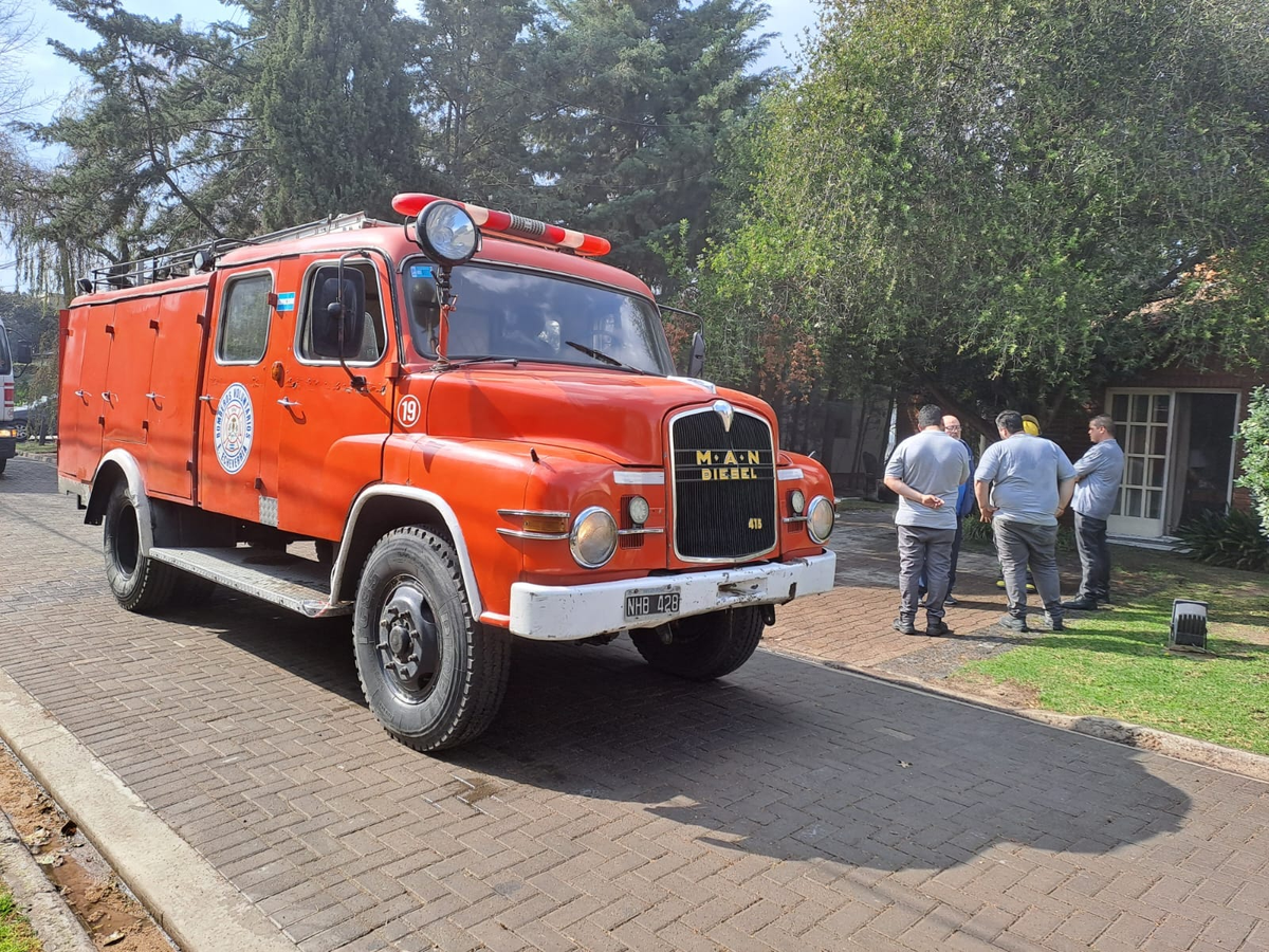 Dos dotaciones de Bomberos Voluntarios de Esteban Echeverría se acercaron al lugar.