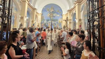 Así se celebró la Misa de Nochebuena en la Parroquia Santa Ana de Glew: hubo pesebre a tamaño real