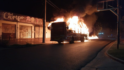 Susto por el incendio de un colectivo en Burzaco: quedó destruido