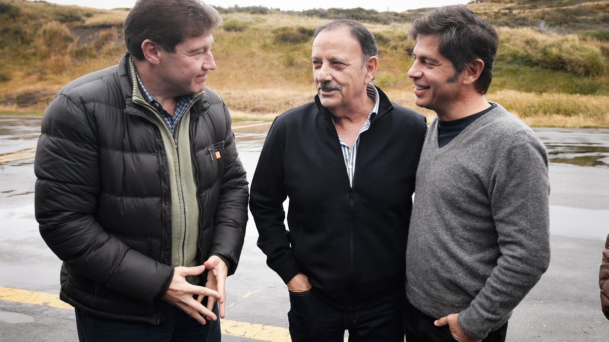 Axel Kicillof junto a Ricardo Quintela y Gustavo Melella durante un encuentro reciente, en medio del debate por la distribuci&oacute;n de fondos nacionales. &nbsp;