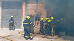 incendio en un taller de esteban echeverria: bomberos rescataron a una mujer durante el operativo