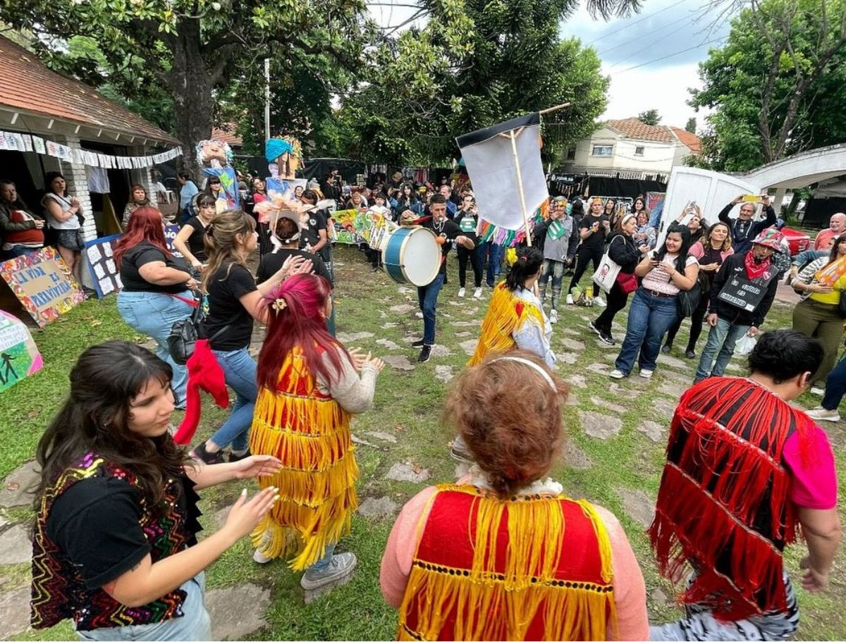 Artistas y vecinos se acercaran al escenario emergente del Centro Libremente para disfrutar de expresiones musicales, teatrales y poéticas en un espacio abierto y gratuito para la comunidad.