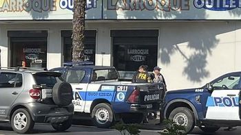 Allanamiento en la feria de Larroque: secuestraron ropa falsificada por $95 millones