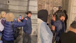 video: manifestantes atacaron a juan grabois en la puerta del congreso