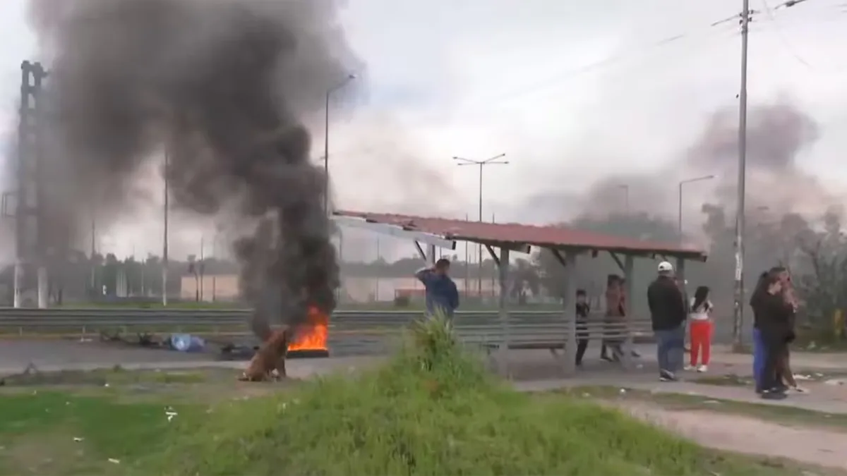 Hubo protestas tras confirmarse el hallazgo de los cuerpos.