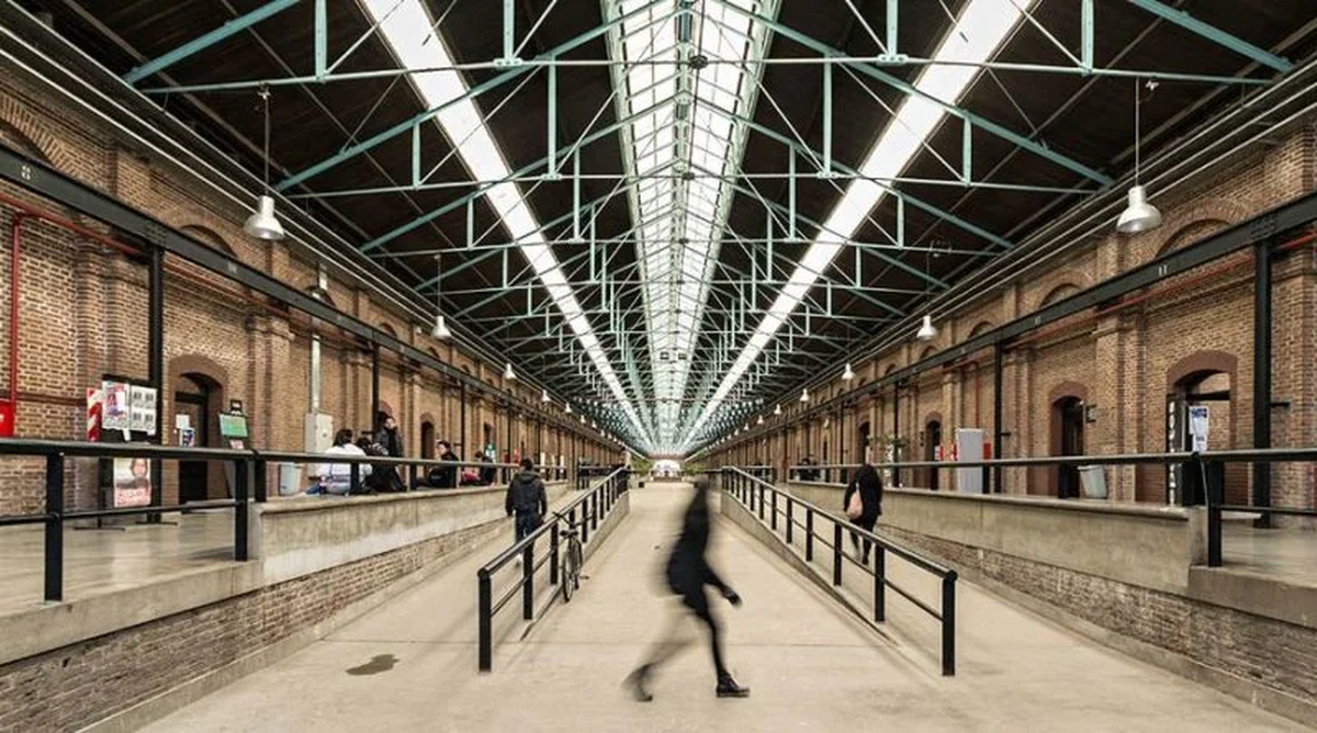 El interior de la Universidad de Lanús, lindera a los talleres ferroviarios de Remedios de Escalada.