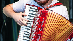 La historia del pianista de Lomas que llegó a los Premios Gardel