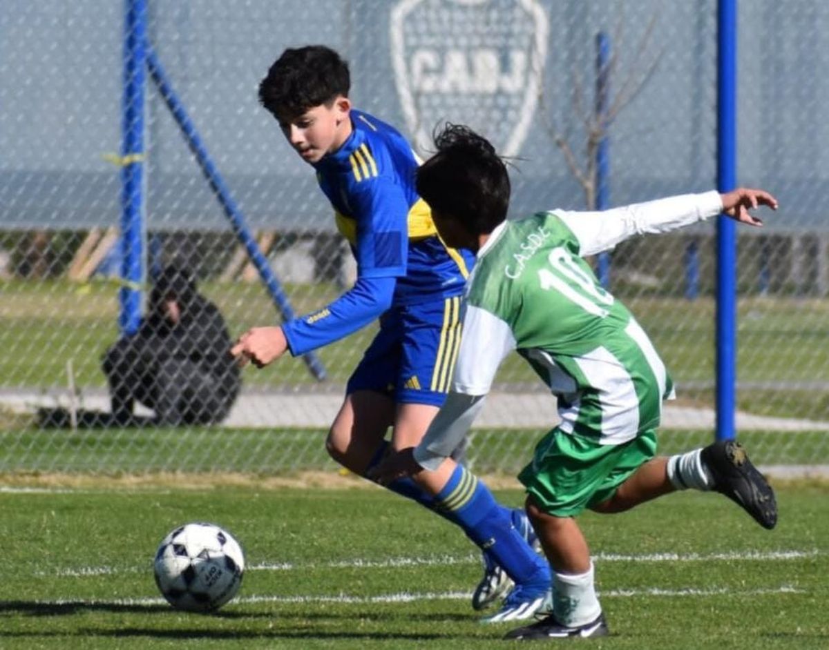 Desde los 6 años que juega para las divisiones inferiores de Boca Juniors.