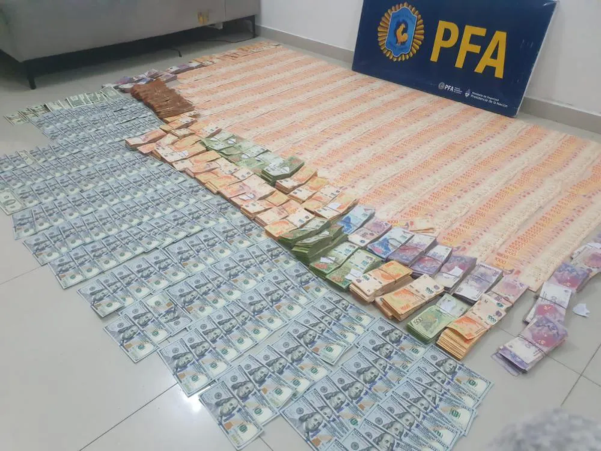 Dinero incautado en el operativo llevado a cabo en Lomas de Zamora.