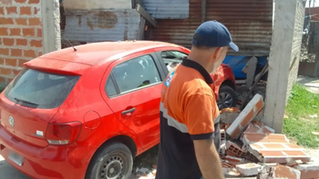 Un auto se incrustó contra una casa en Ingeniero Budge: dos heridos