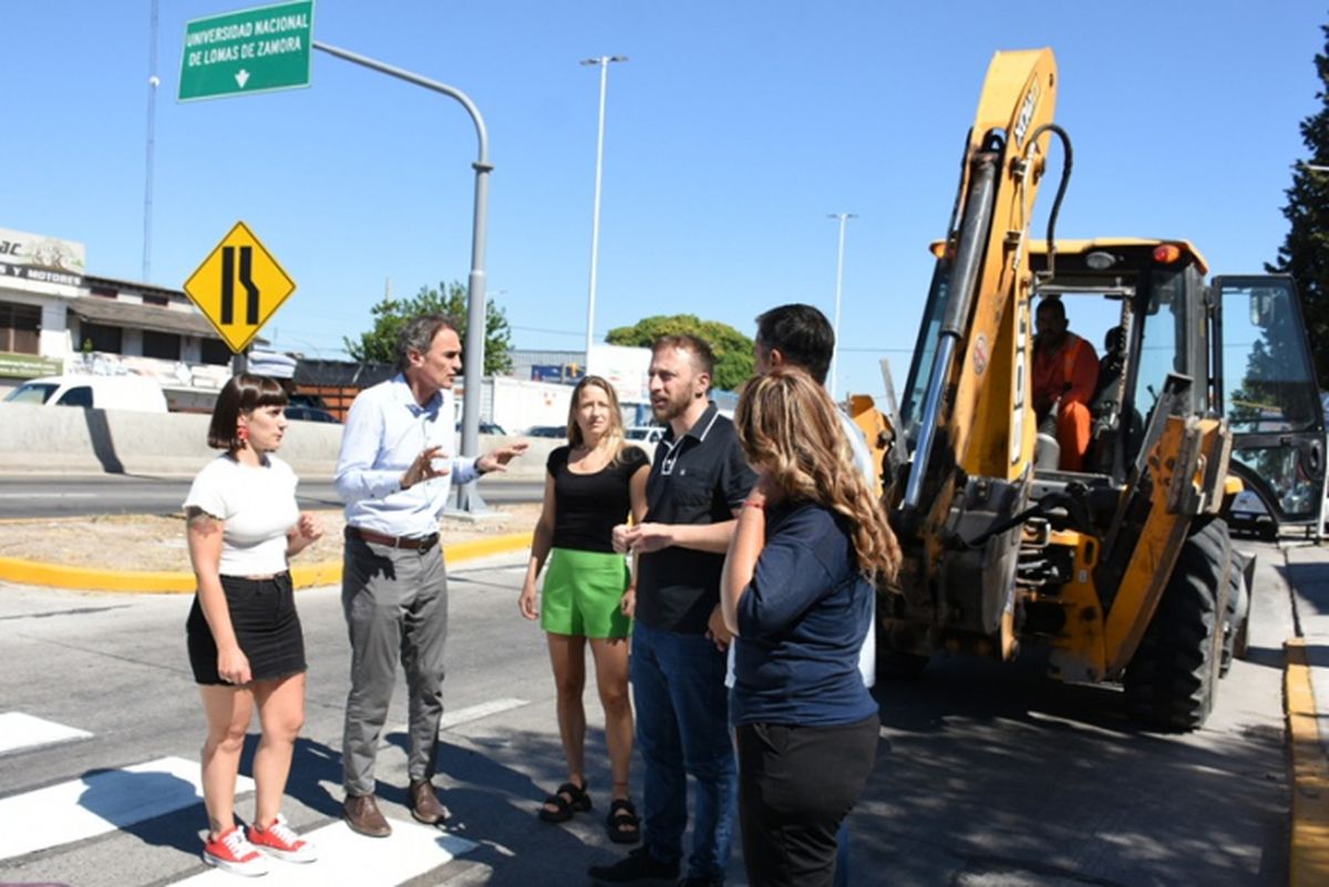El ministro Gabriel Katopodis y el intendente Federico Otermín durante la recorrida por las obras que se realizan sobre la Ruta Provincial 4.