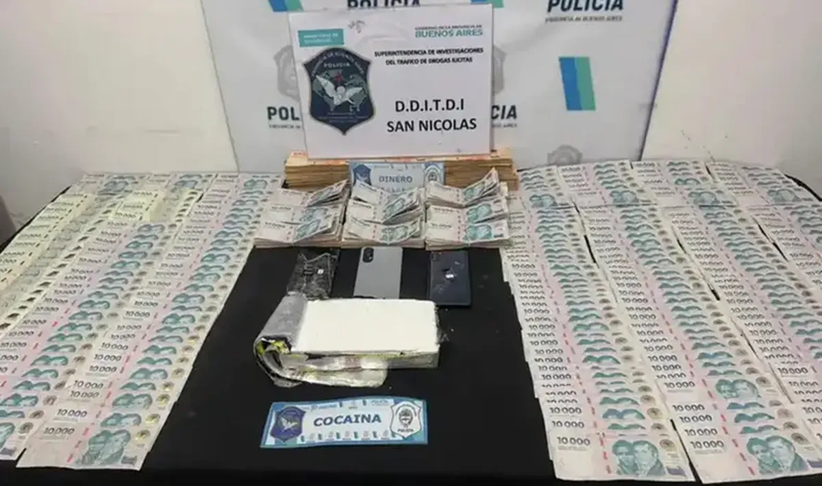 El kilo de cocaína y el dinero en efectivo incautados tras la detención del hombre de Lomas y el ciudadano brasileño en San Pedro.