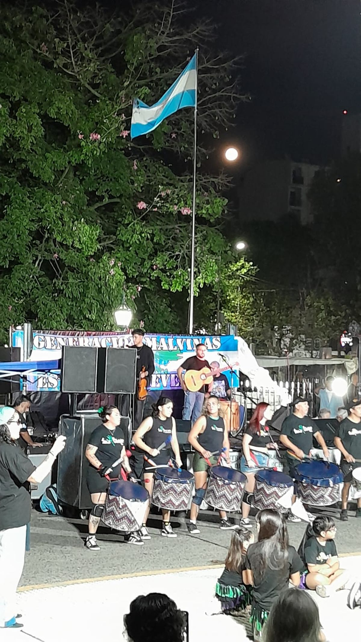 A la medianoche, se realiz&oacute; el acto central con un minuto de silencio y homenaje a los ca&iacute;dos en la Guerra de Malvinas.