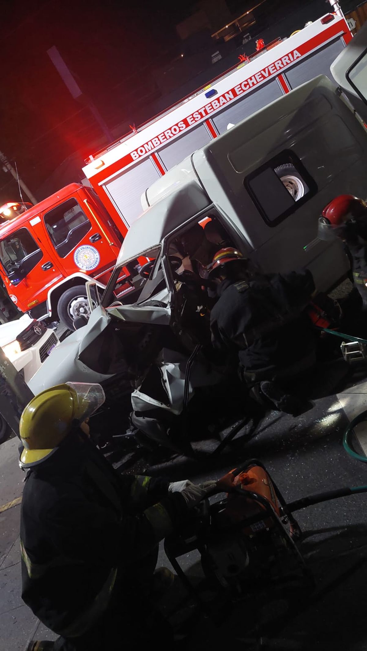 Los Bomberos rescataron al conductor de la camioneta accidentada en el centro de Monte Grande.