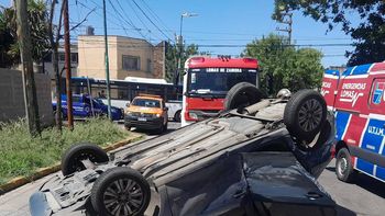 Lomas de Zamora: dos heridos tras el vuelco de un auto en un accidente de tránsito