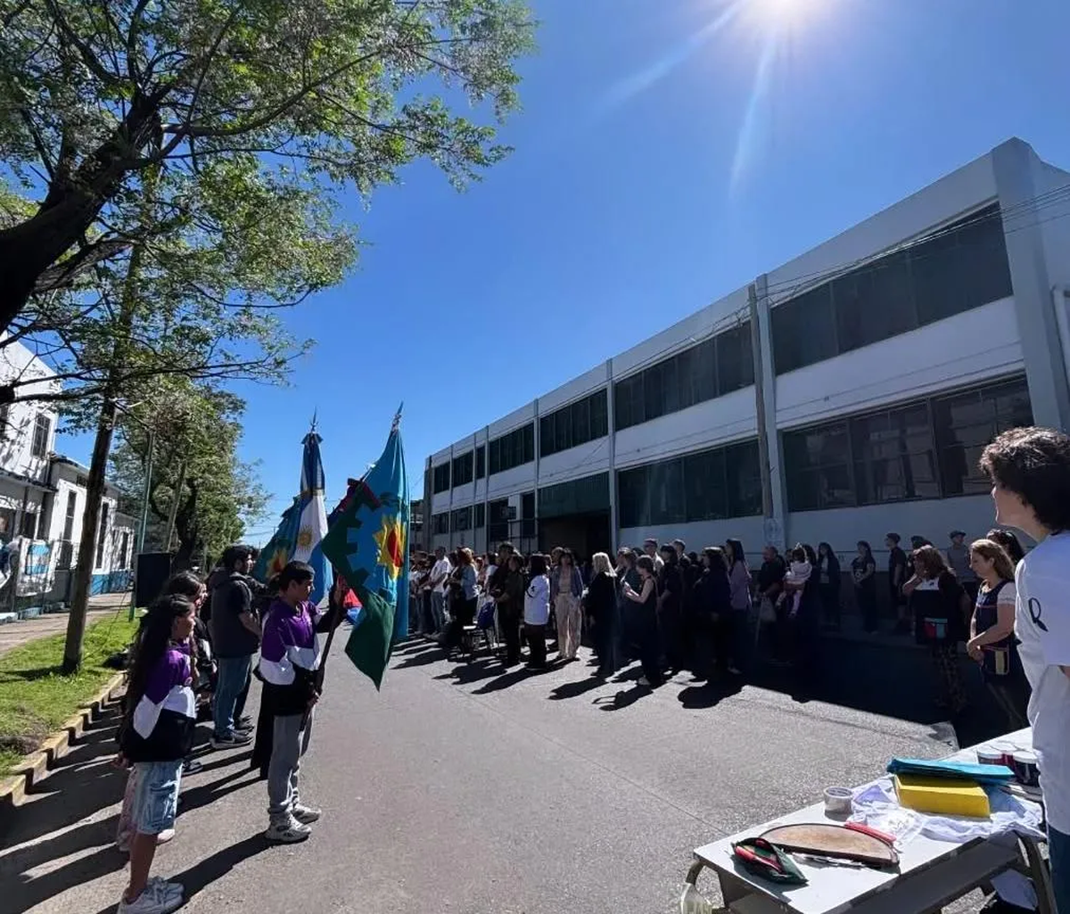 La ceremonia de colocación del nombre en la escuela de Lomas de Zamora. La ceremonia de colocación del nombre en la escuela de Lomas de Zamora.