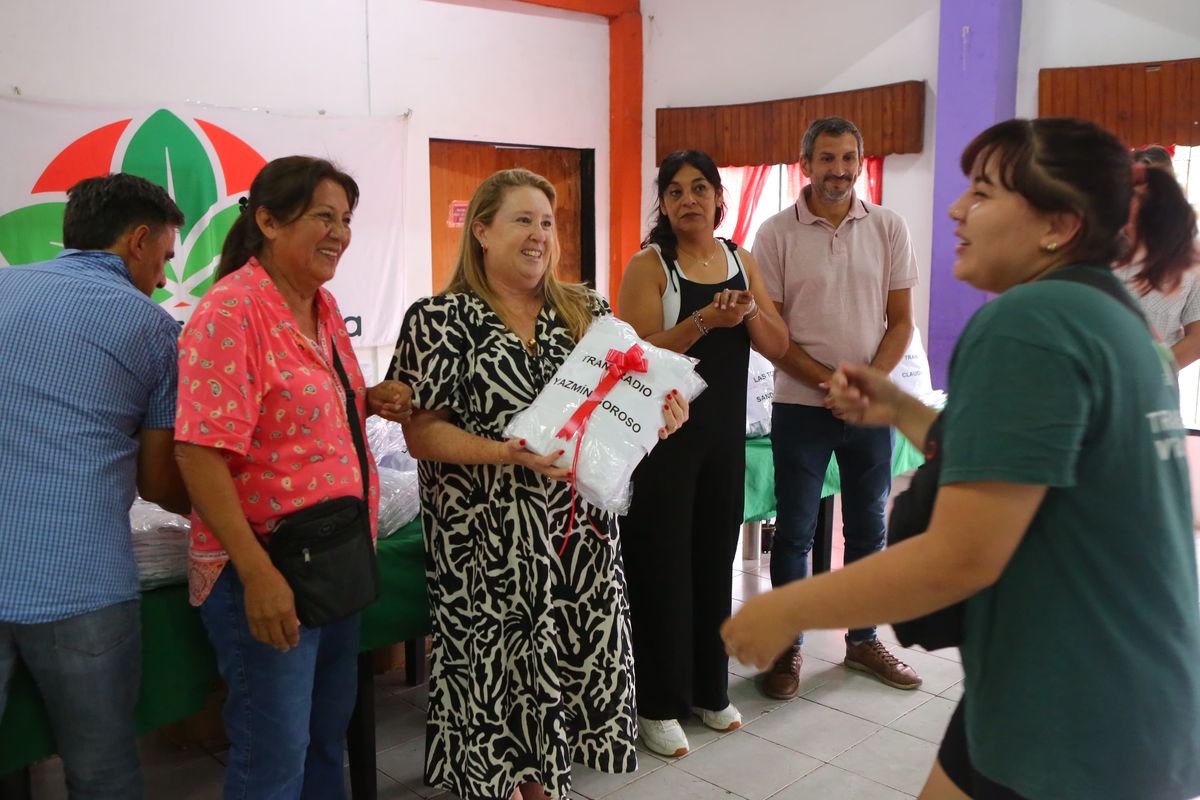 El Municipio de Esteban Echeverría, acompañado por Magui Gray, llevó a cabo la entrega de delantales escolares.