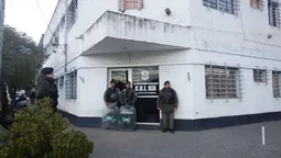 allanaron ddi de lomas en busca de un policia sospechado de ayudar a escapar a un barra de los andes