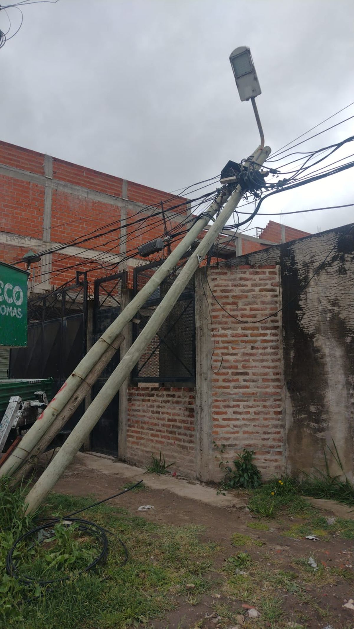 Caída de poste sobre una vivienda en Andrés Bello al 1200 en Ing. Budge