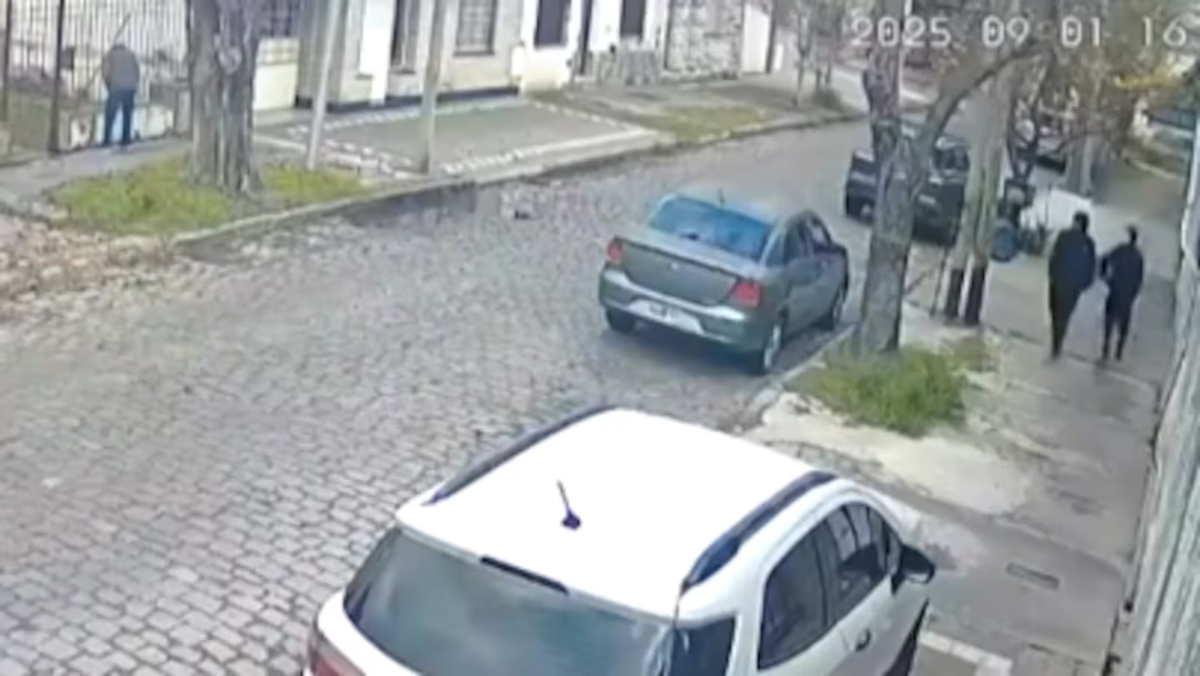 El hecho qued&oacute; registrado en una c&aacute;mara de seguridad frente a la casa de la v&iacute;ctima, en Lan&uacute;s.&nbsp;