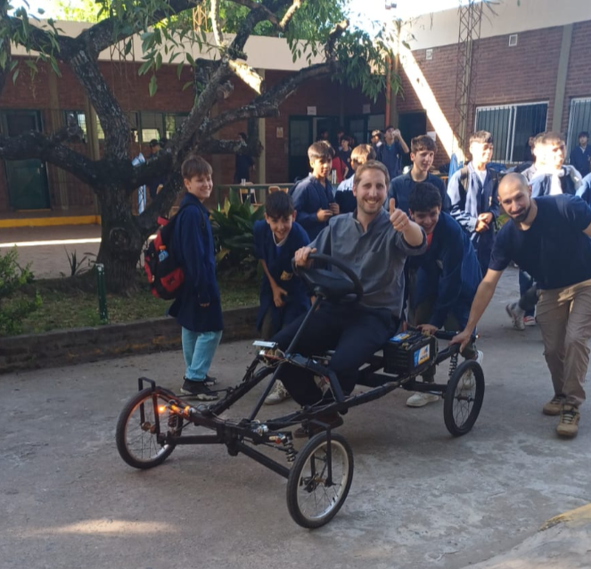 El párroco Gustavo Oubiña junto a los alumnos durante la exposición.