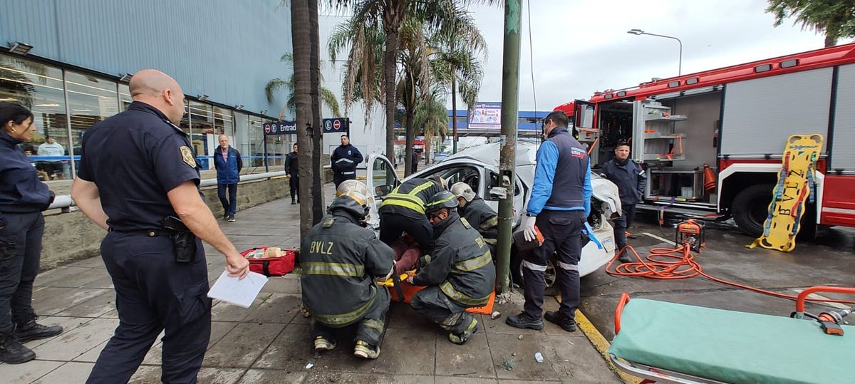El rescate de la joven accidentada en Temperley