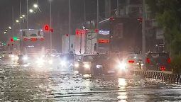 complicaciones en el transito por zonas inundadas sobre la avenida hipolito yrigoyen