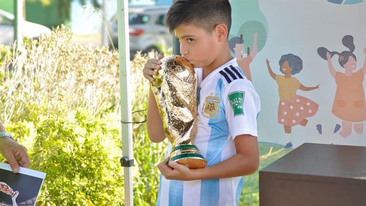 Una réplica original: la copa que unió a Messi con una artesana, EL PAÍS  Semanal