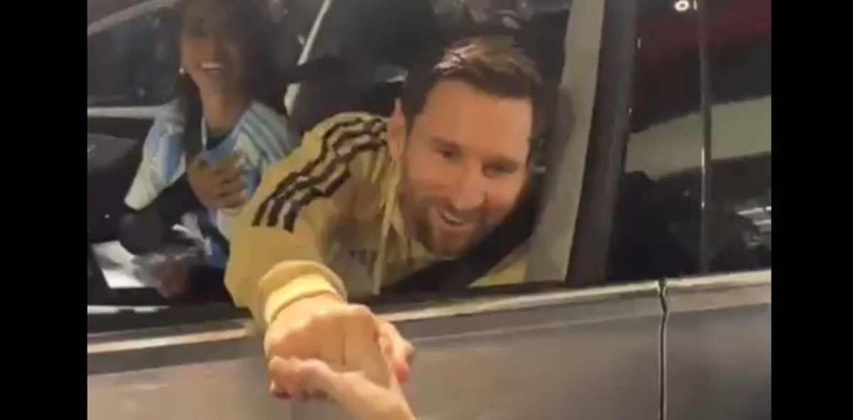 El saludo de Lionel Messi y Charly García a la salida del Monumental.