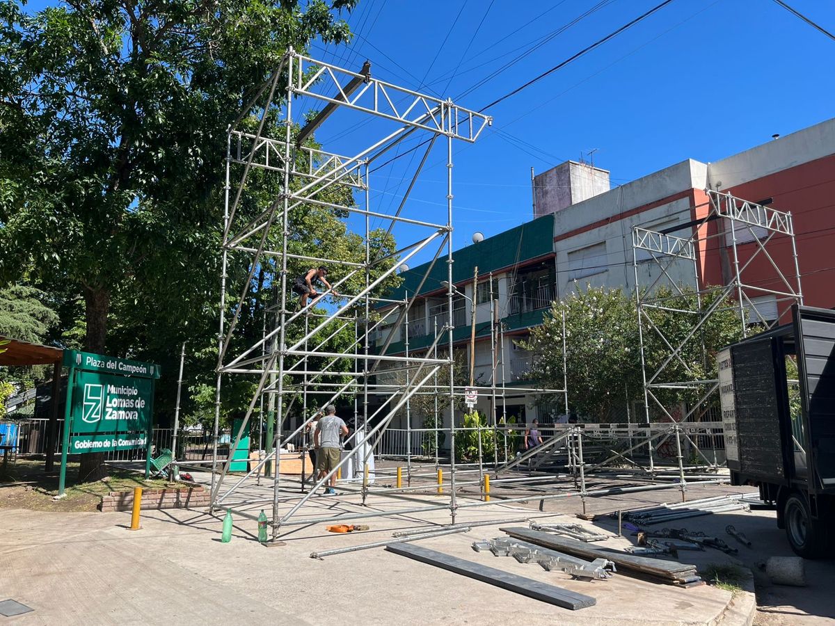 Iniciaron los preparativos para el show de Los Totora en el marco de los festejos por el aniversario de Banfield. 