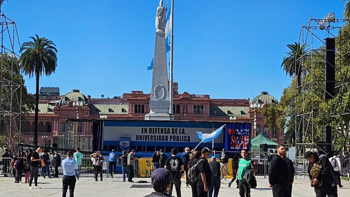 El escenario que fue montado en Plaza de Mayo. El escenario que fue montado en Plaza de Mayo.