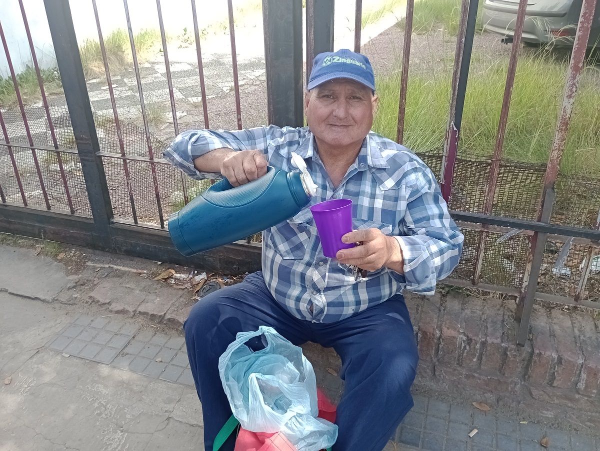 Juan, un vecino de la zona, contó que se acercó alrededor de las 6:00 de la mañana para iniciar el trámite para cobrar el IFE 5.