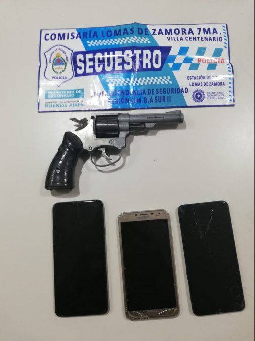 Arma y celulares incautos por agentes de la Comisaría 7ª de Lomas de Zamora.