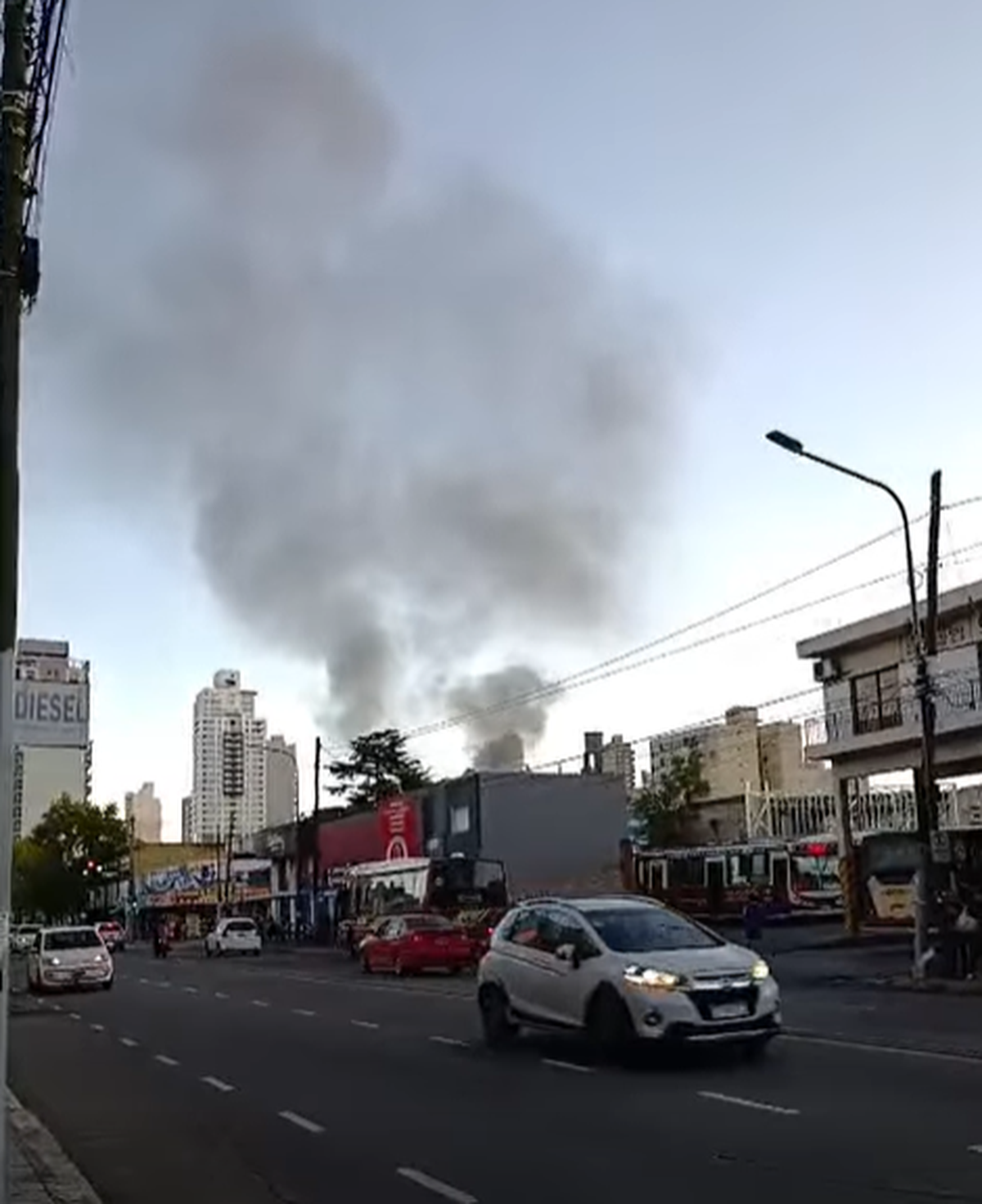 Columnas de humo se elevaron desde el bajo nivel de Loria y fueron visibles desde distintos puntos del centro de Lomas, lo que generó preocupación entre los vecinos.