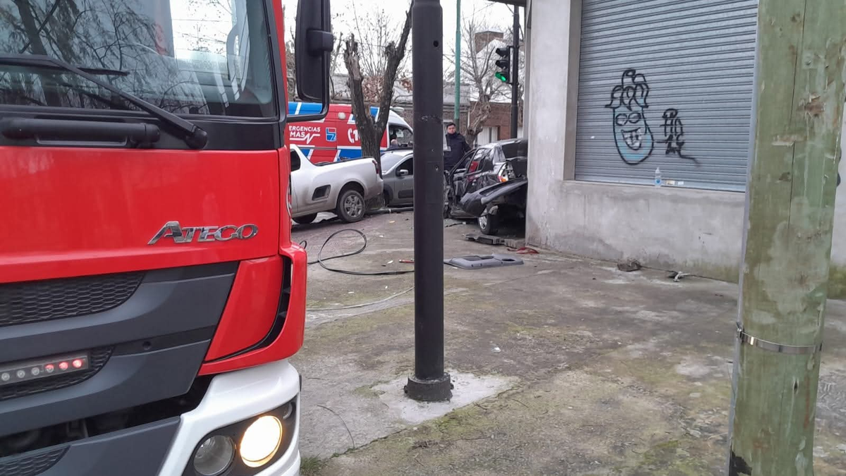 Tras el grave choque, Bomberos Voluntarios asistieron al lugar. 
