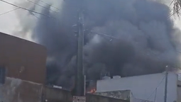 impactante incendio de un deposito en lanus: trabajan 9 dotaciones de bomberos