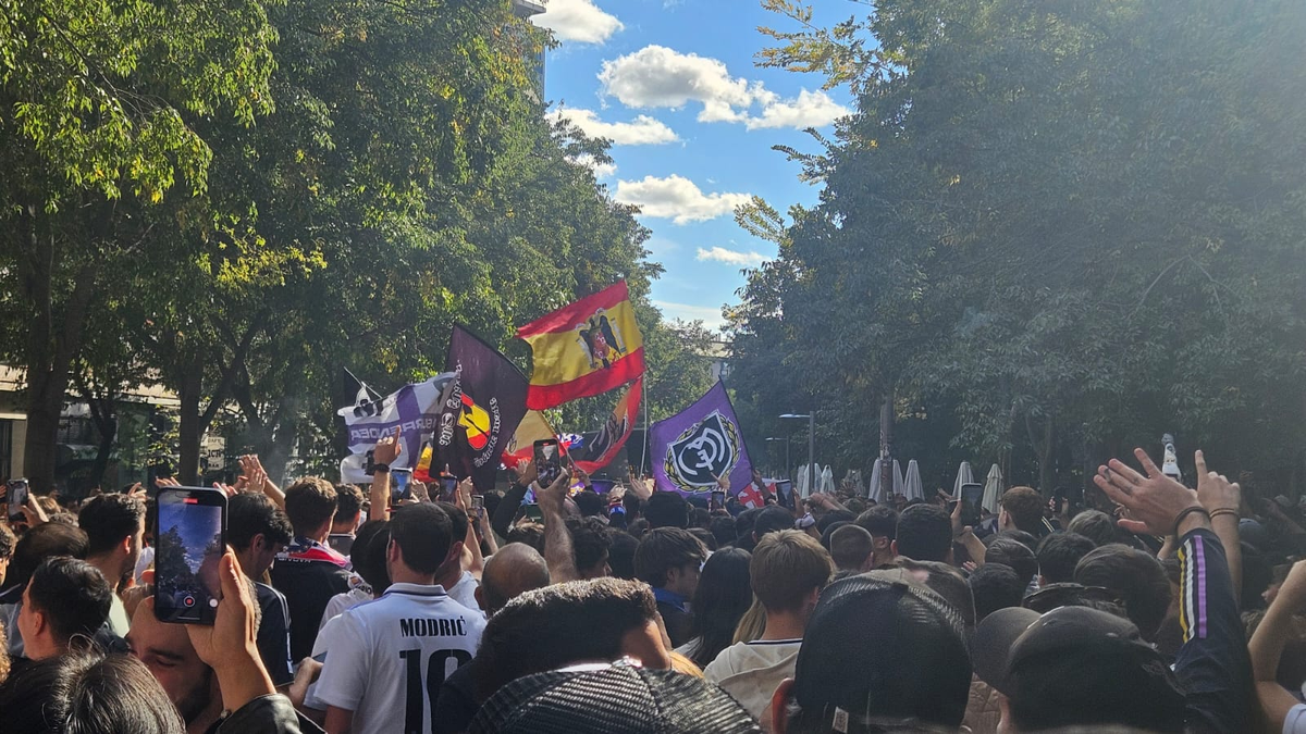 Los Ultras Sur del Real Madrid, con banderas y reivindicaciones fascistas en la previa del clásico ante el Barcelona, hace dos semanas en las inmediaciones del Santiago Bernabéu.
