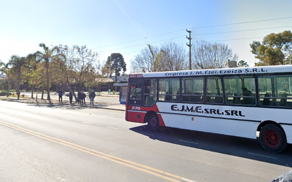La parada del colectivo de Trist&aacute;n Su&aacute;rez donde ocurri&oacute; la secuencia.