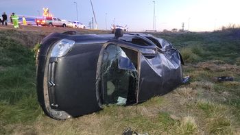 Policías volcaron en la Ruta 6 en San Vicente: una está grave
