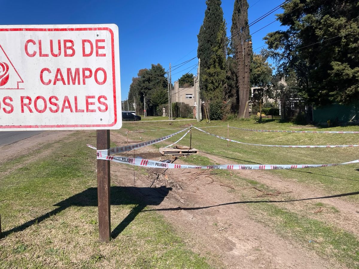 Los vecinos de Los Rosales, El Sosiego y Campo de Echeverría esperan una solución por el problema en el caño maestro de Sargento Cabral. Los vecinos de Los Rosales, El Sosiego y Campo de Echeverría esperan una solución por el problema en el caño maestro de Sargento Cabral.