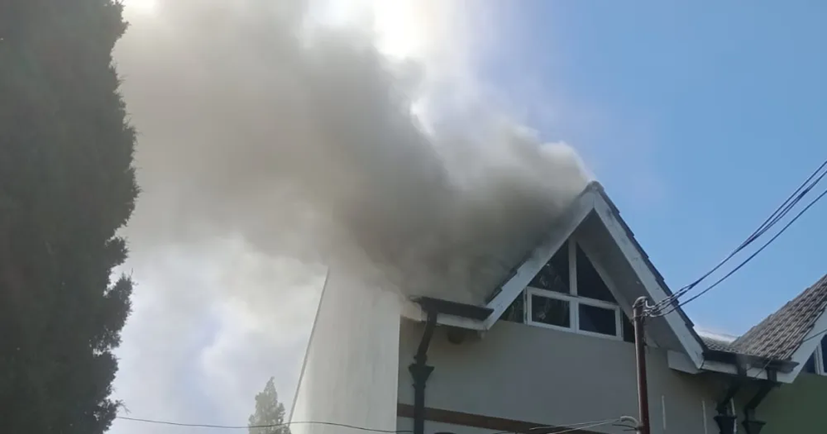 Incendio y derrumbe en una vivienda de Temperley.