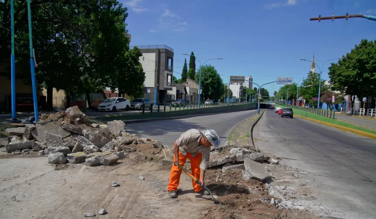 La Municipalidad desvío el tránsito en la zona por las obras en el paso bajo nivel de Temperley.  