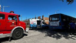Fuerte choque entre colectivo y auto en Almirante Brown: un menor herido