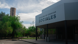 hicieron una vigilia en la universidad de lomas y hoy daran una clase publica en la plaza grigera