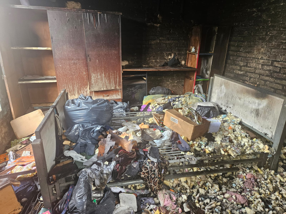 El interior de la vivienda de la vecina de Monte Grande tras el incendio.