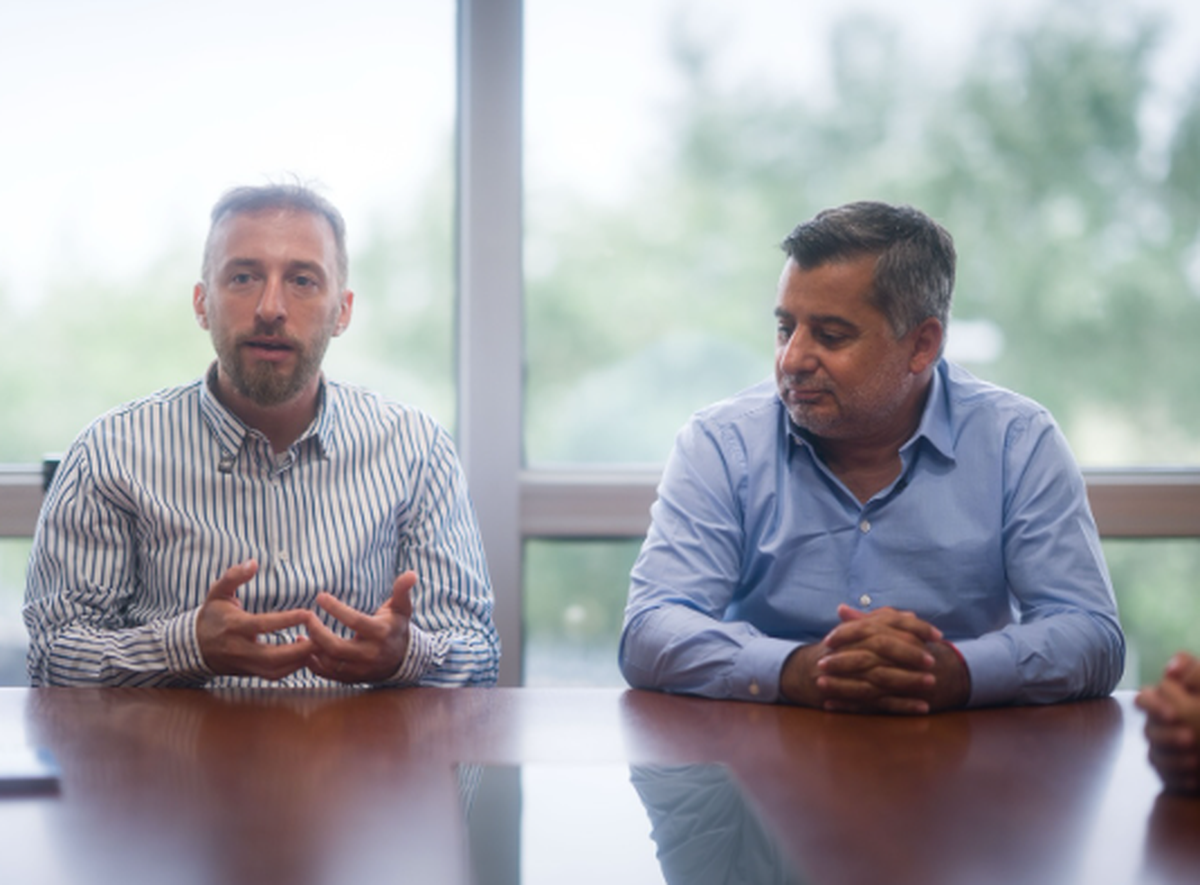 Autoridades del Municipio de Lomas y de la UNLZ durante el encuentro realizado en la Universidad Nacional de Lomas de Zamora para fortalecer la formación y el empleo en el distrito.