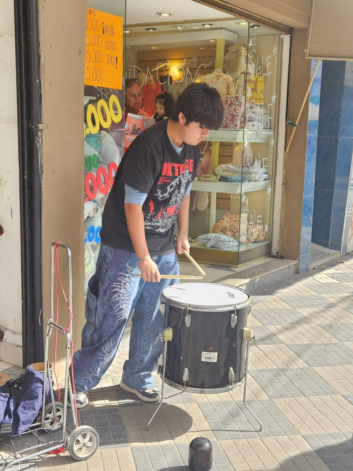 Brian toca el tambor sobre la calle Alem al 200.&nbsp;